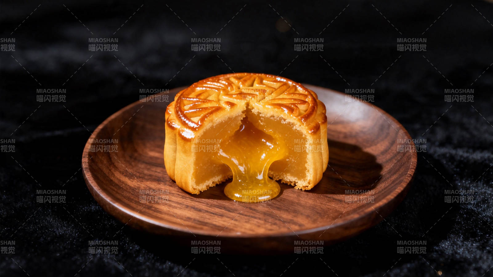 流心月饼 金黄诱人图片