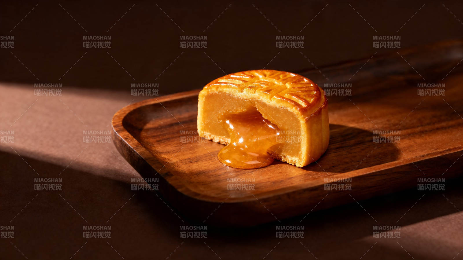 流心月饼 金黄诱人图片