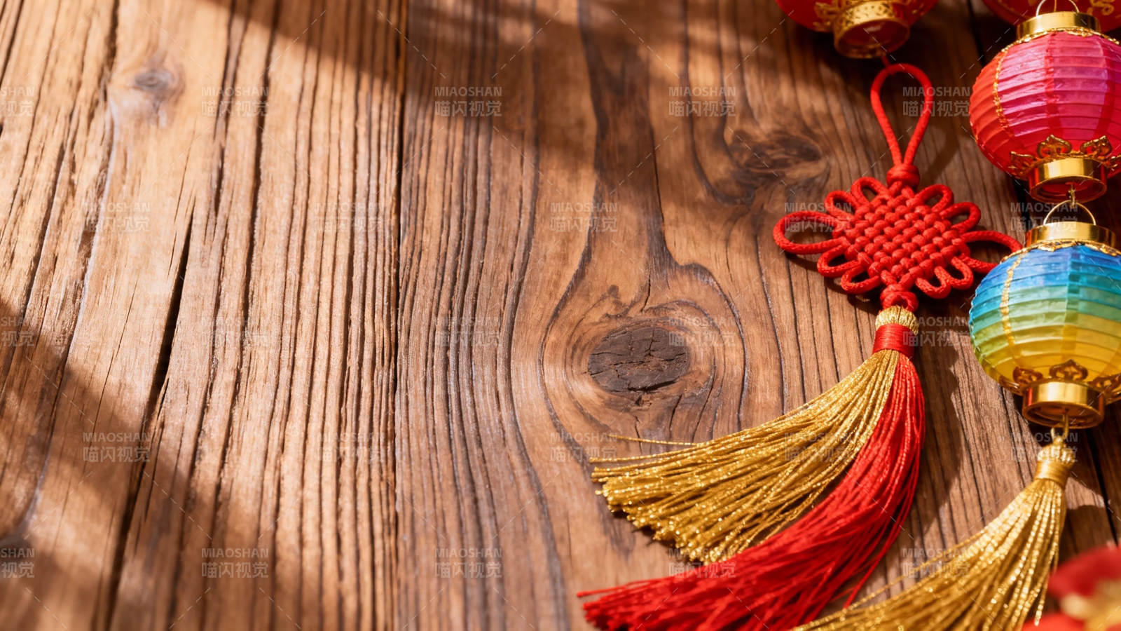 春节装饰 红灯笼与中国结图片