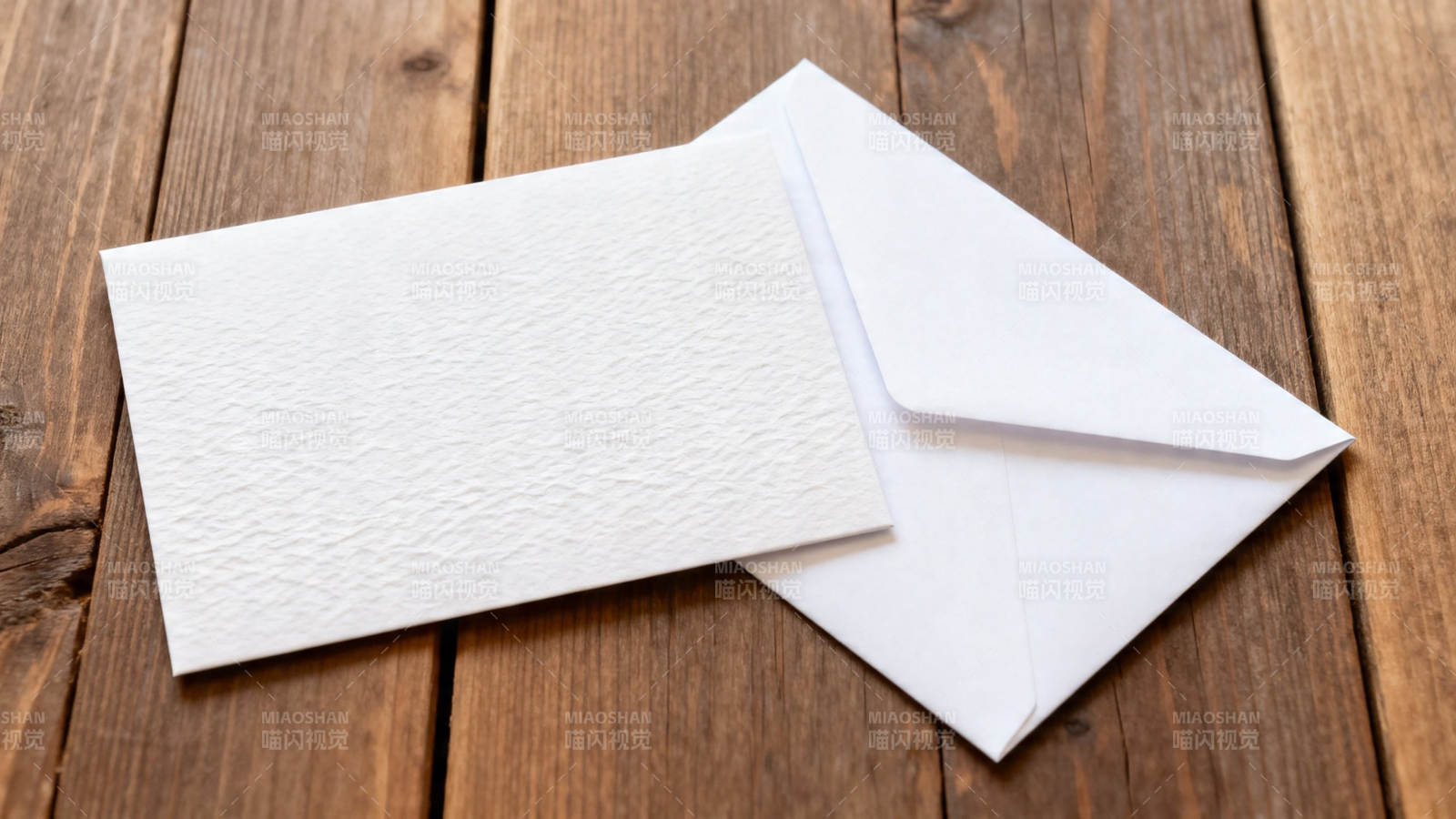 白信封与信纸静置木桌图片