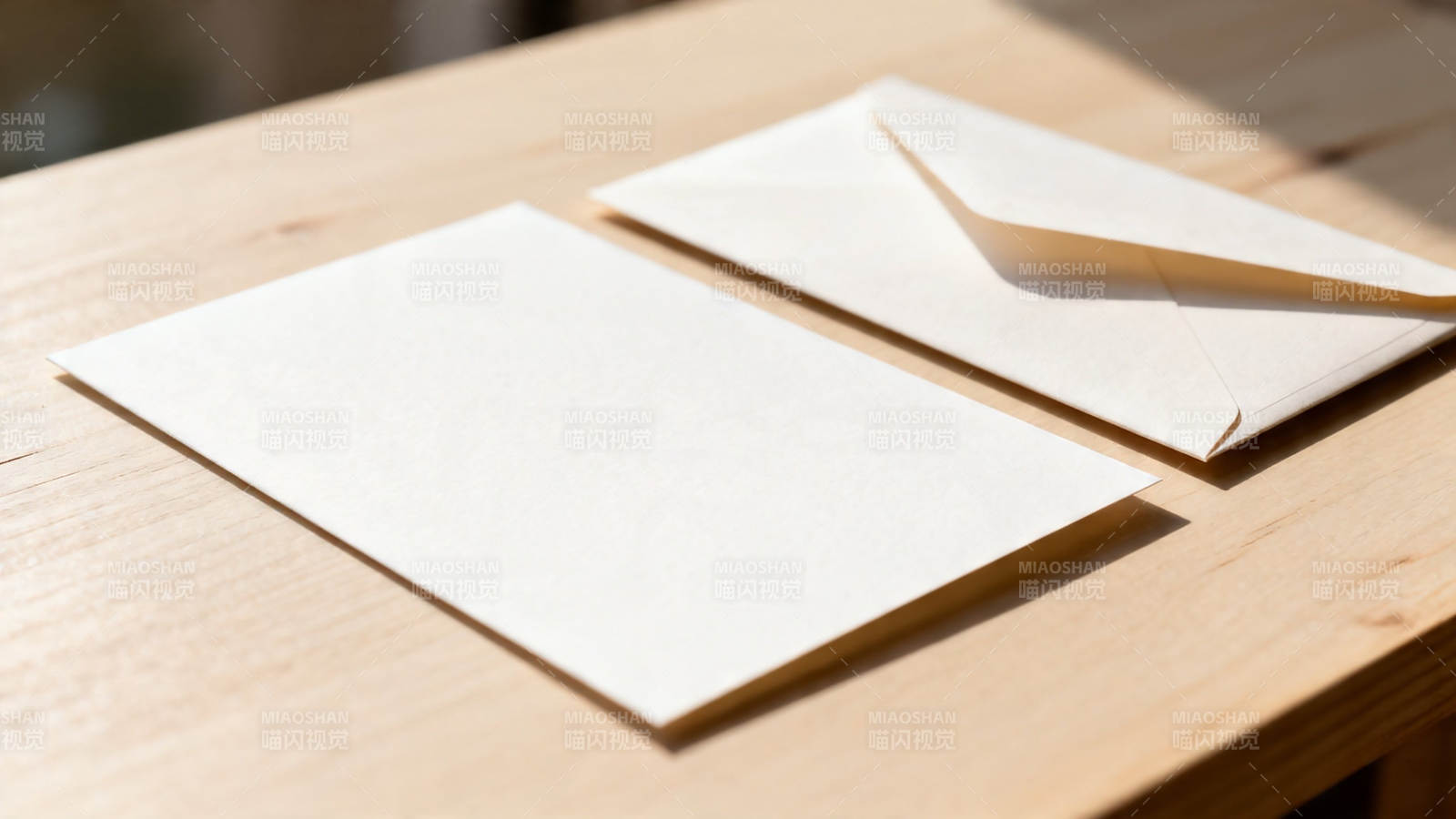 木桌上的信纸与信封图片