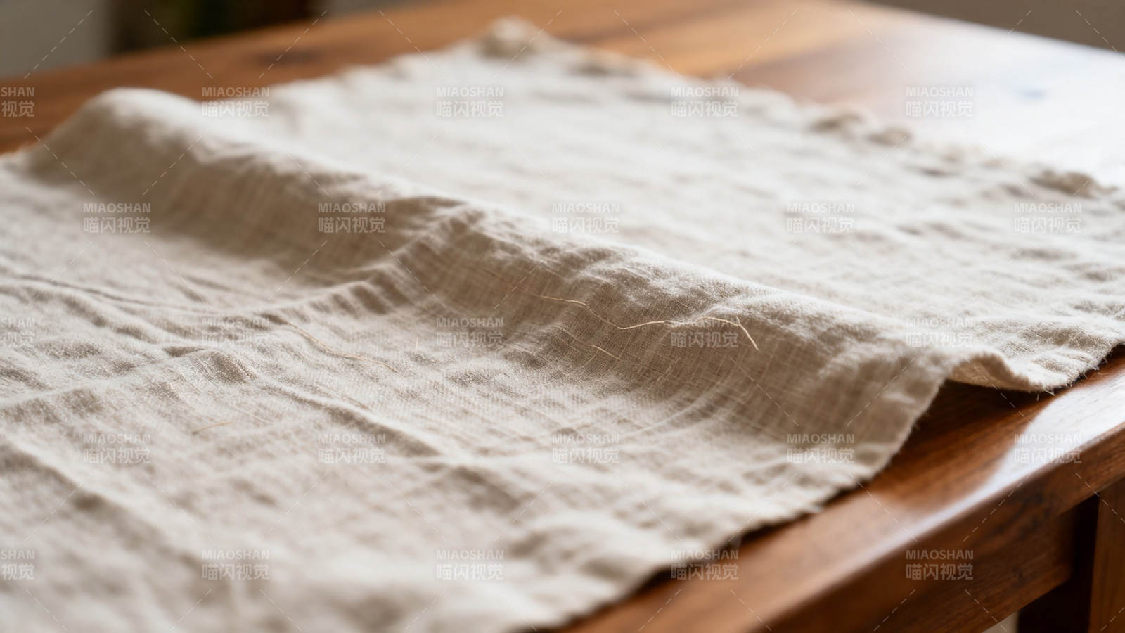 木桌上的米色亚麻布图片