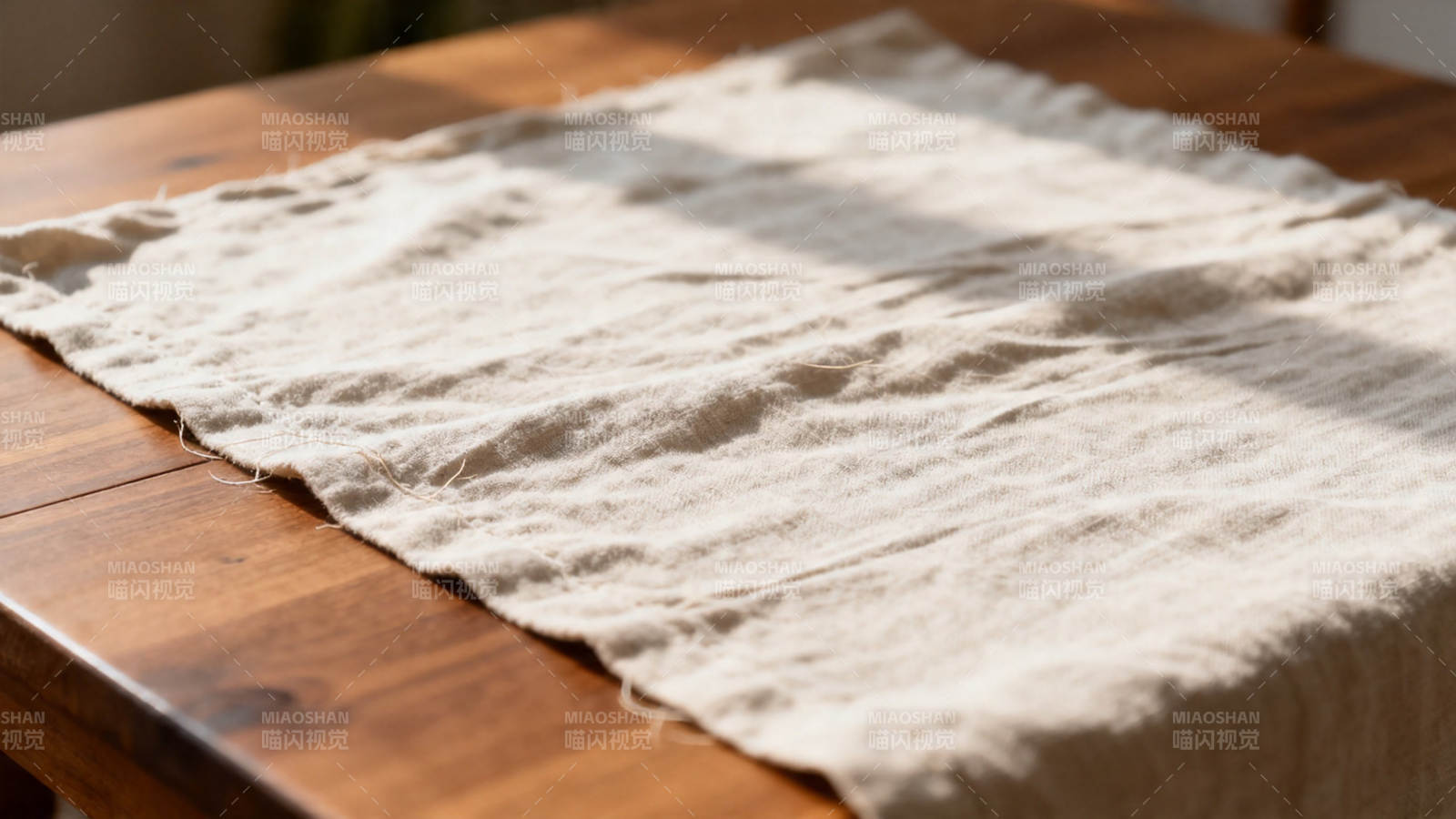 木桌铺麻布 光影温柔静图片