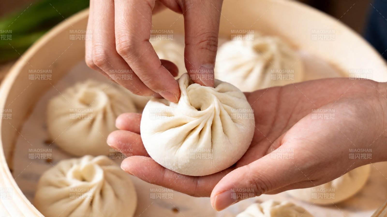 手工捏制小笼包图片