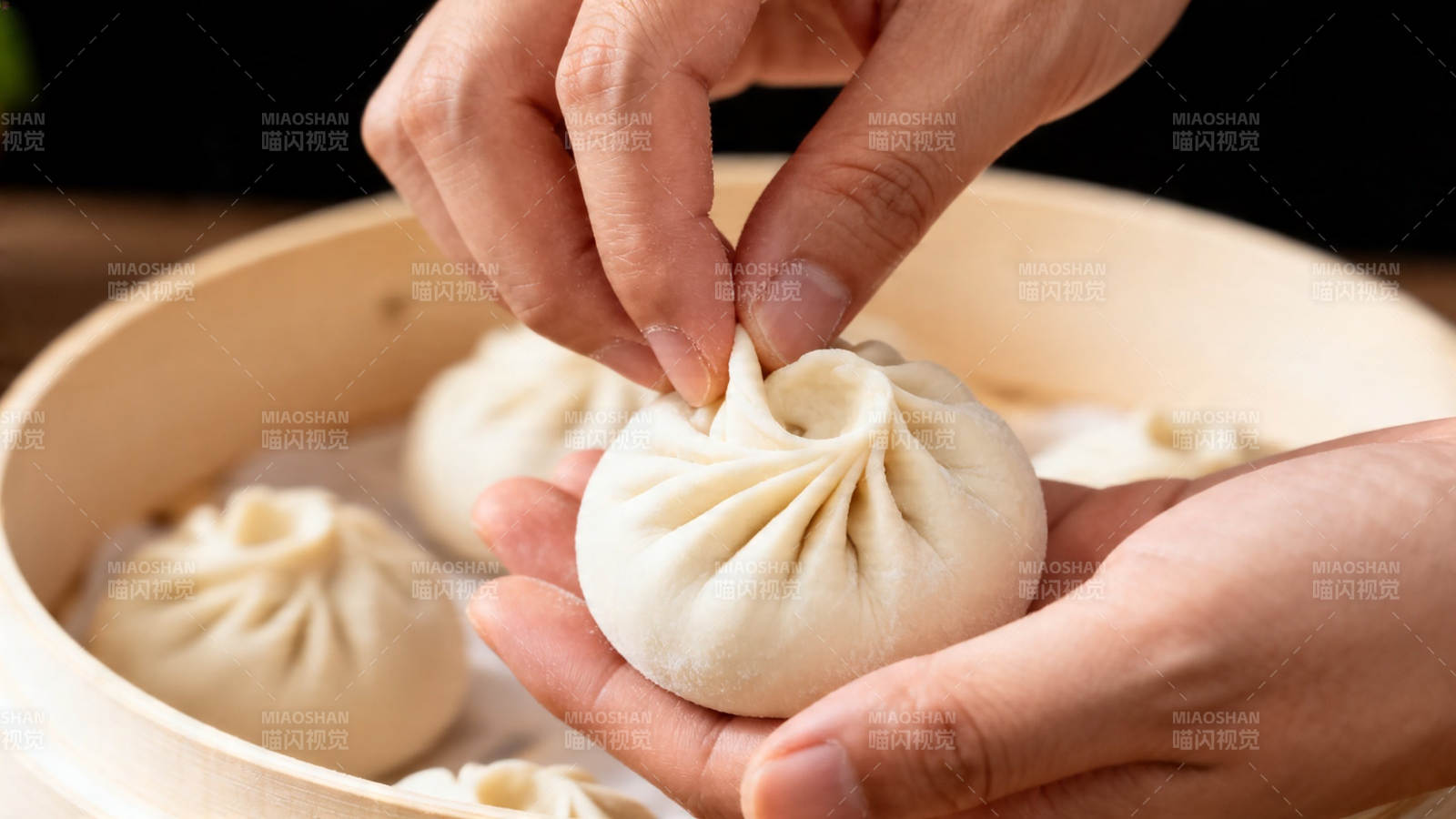 手工捏制小笼包图片