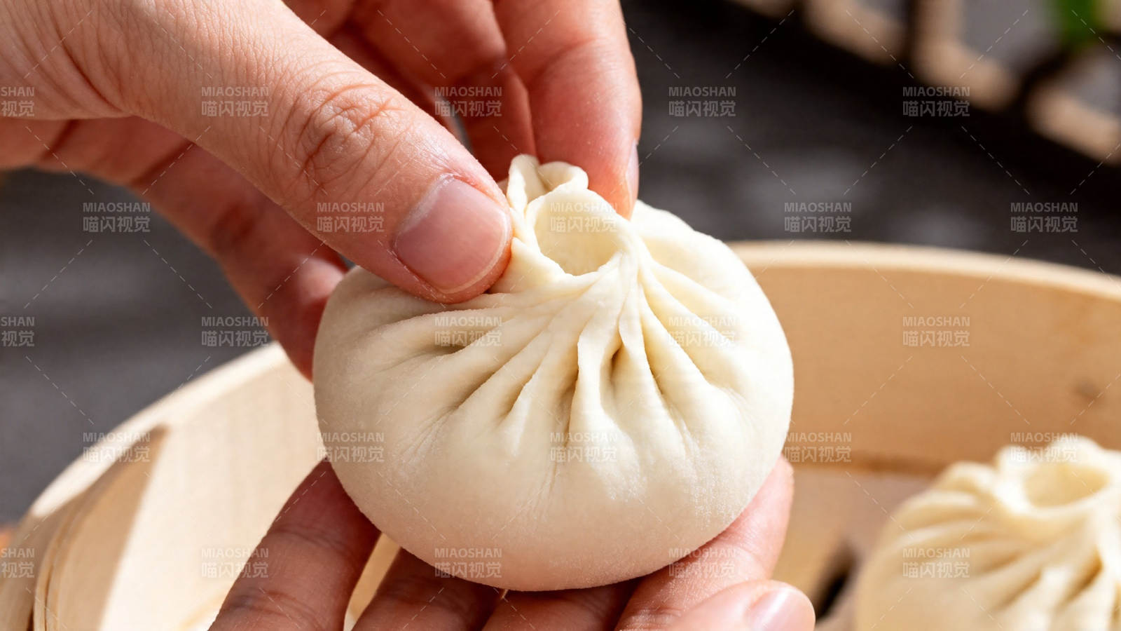 手捏小笼包 精致诱人图片