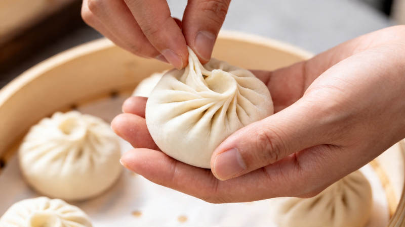手工捏制小笼包图片