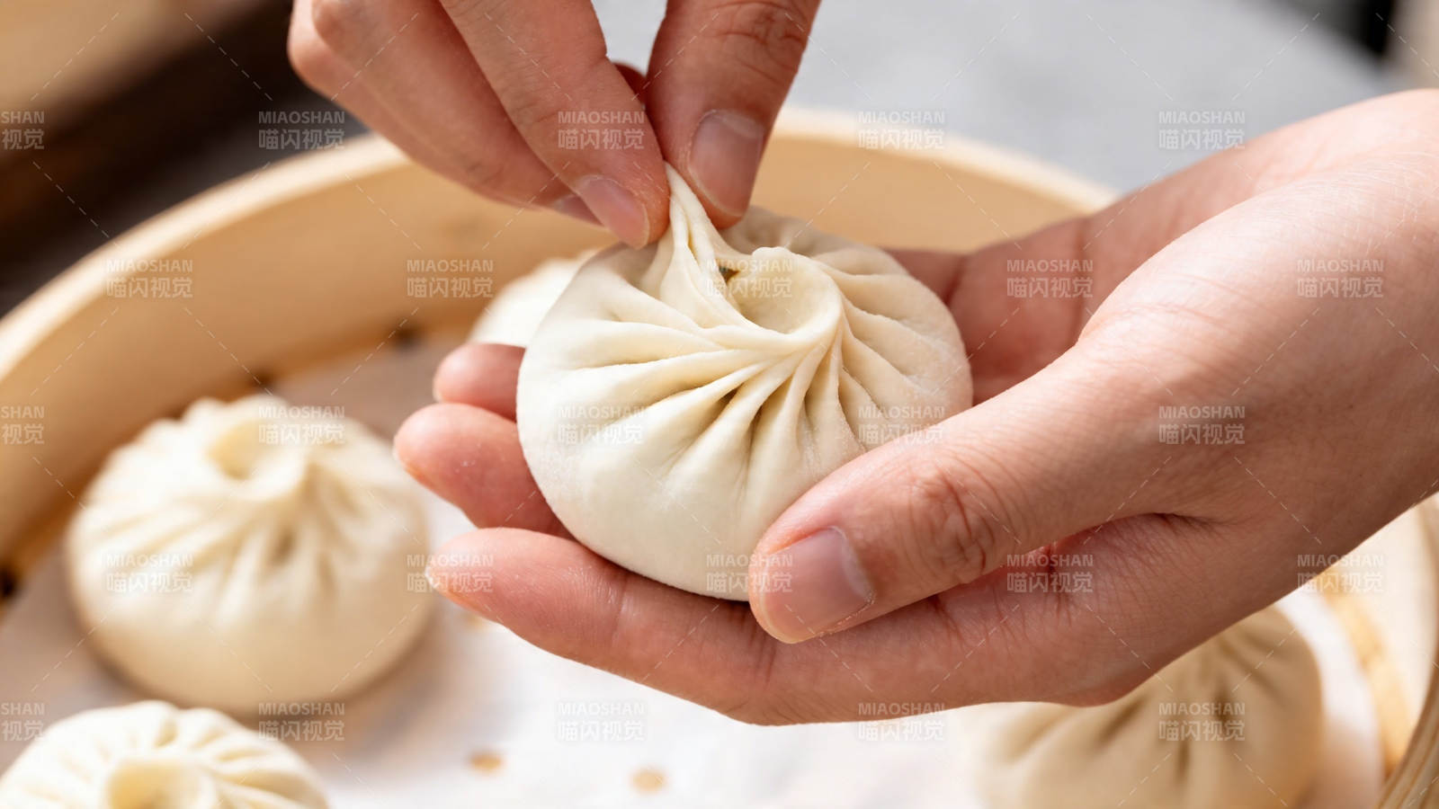 手工捏制小笼包图片