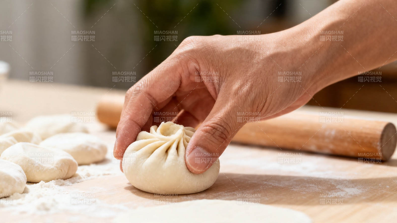 手工捏制包子 面香四溢图片