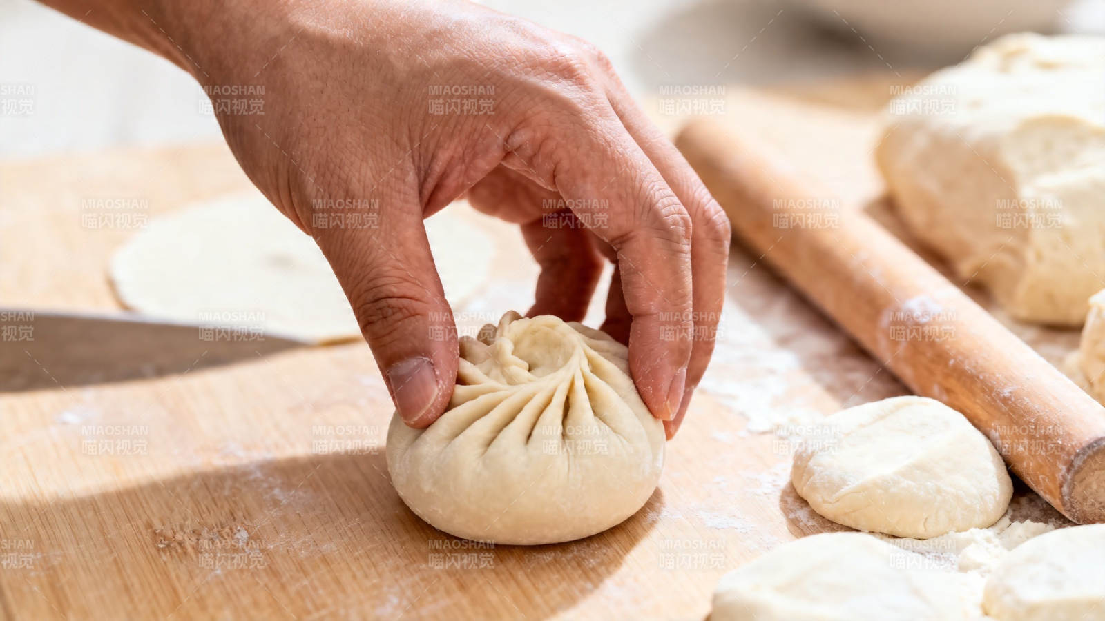 手工捏制包子 匠心传承图片