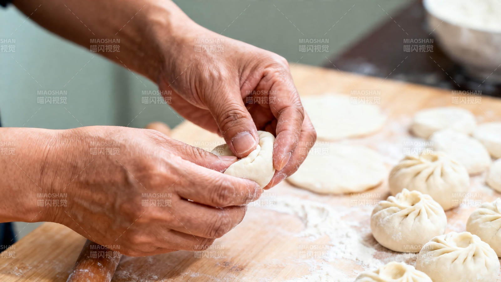 手工包饺子的温馨瞬间图片