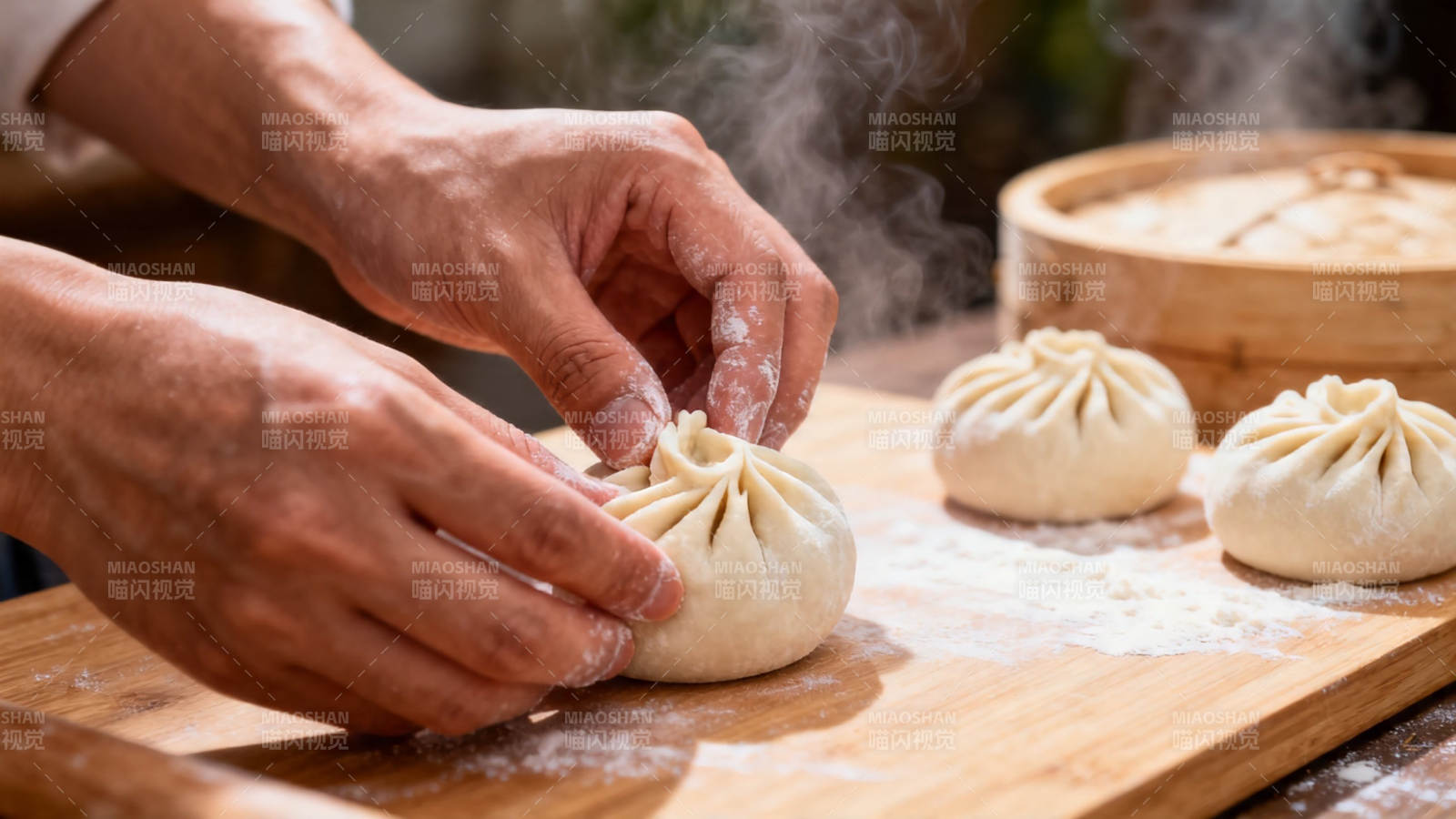 巧手包出热腾腾包子图片