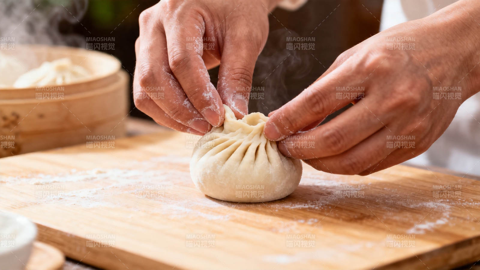 巧手捏出热腾腾小笼包图片