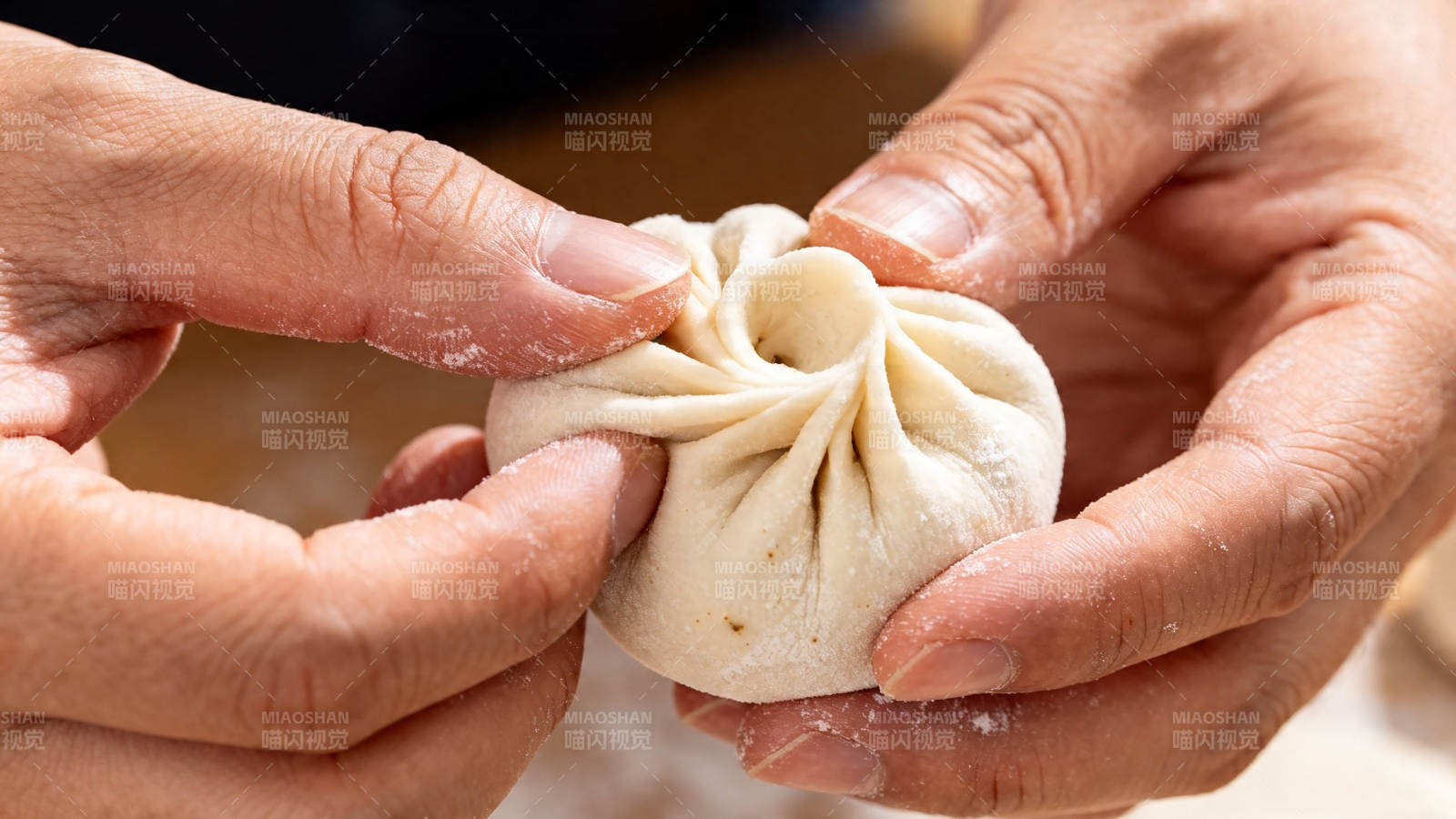 巧手捏出花边小笼包图片