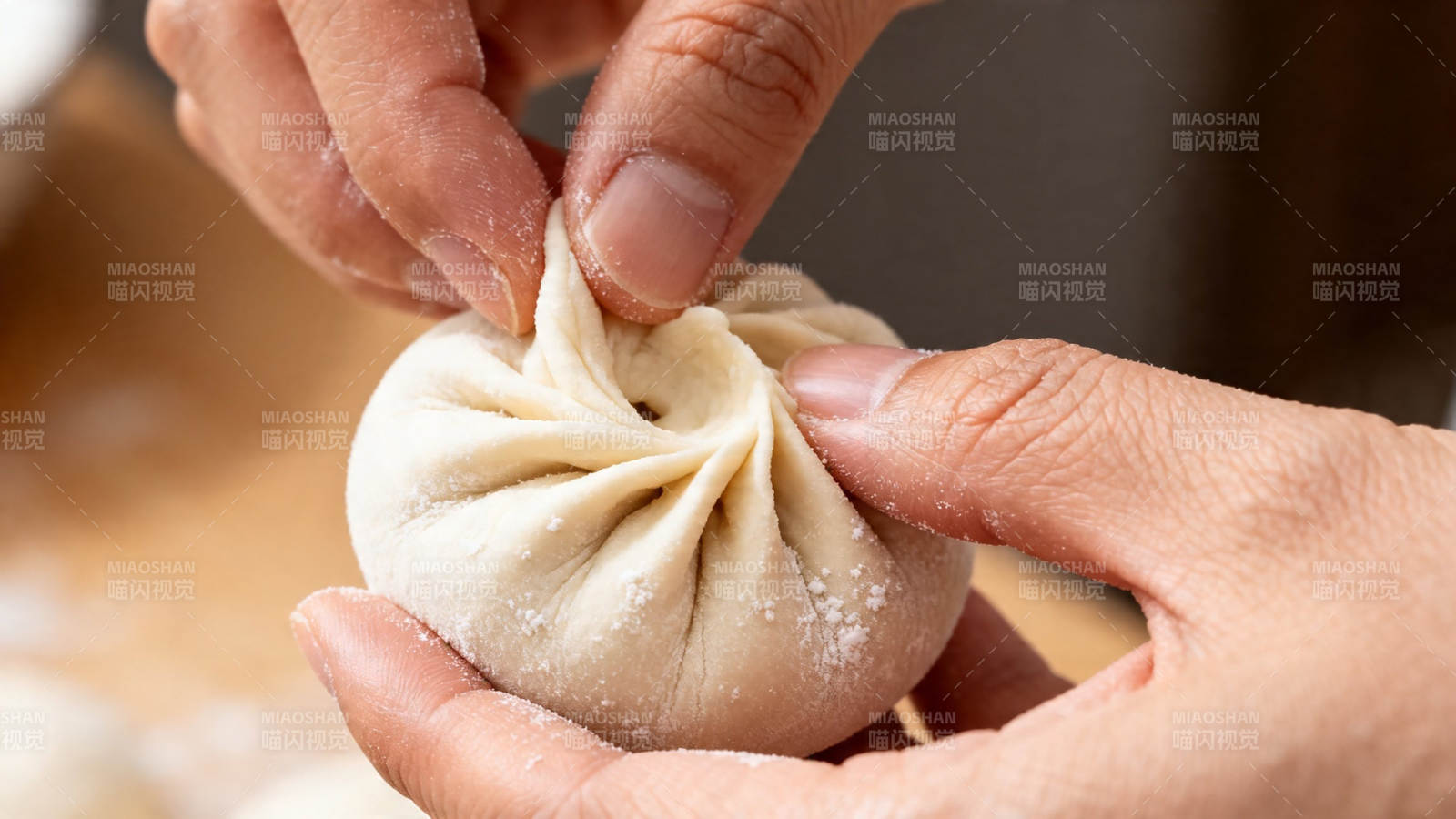 巧手捏出花边包子图片