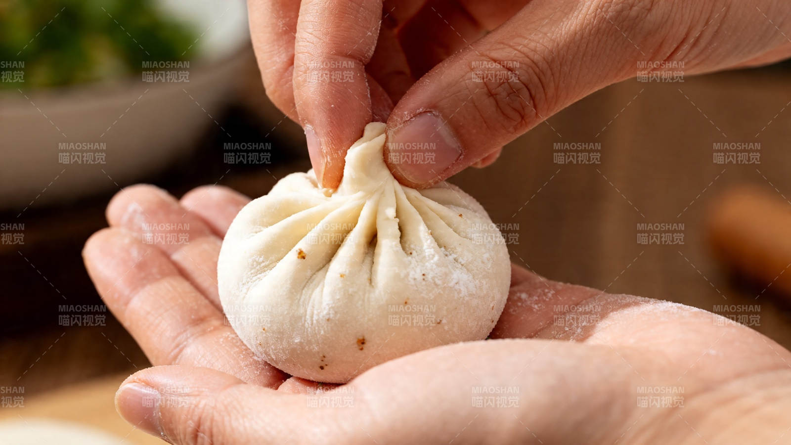 手工捏制小笼包图片