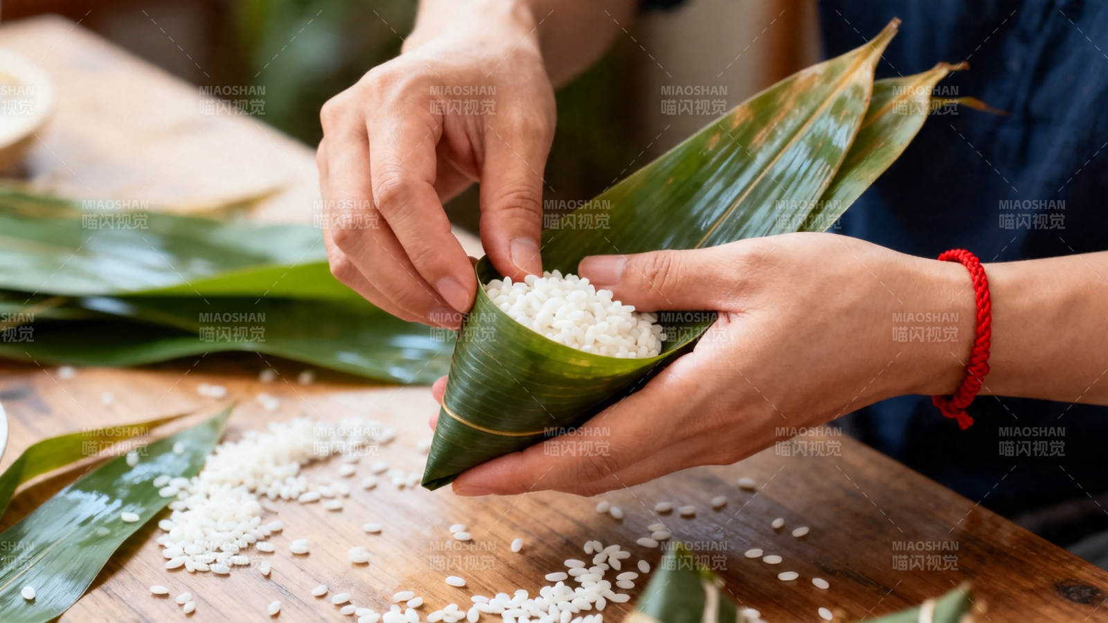 包粽子 糯米入叶 巧手成形图片