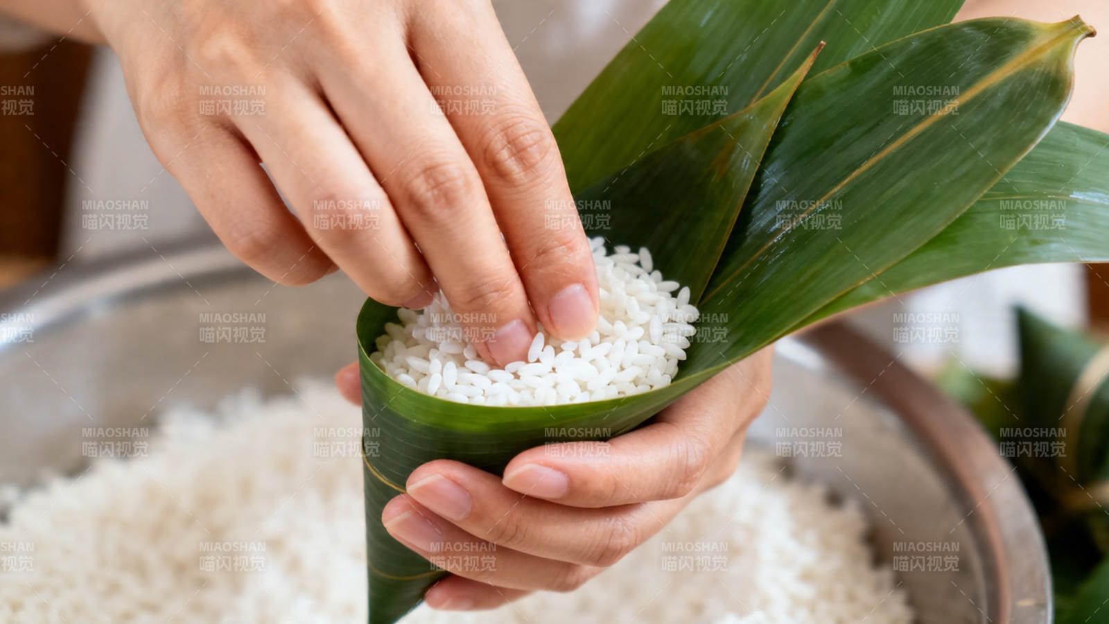 巧手包粽 米香叶翠图片