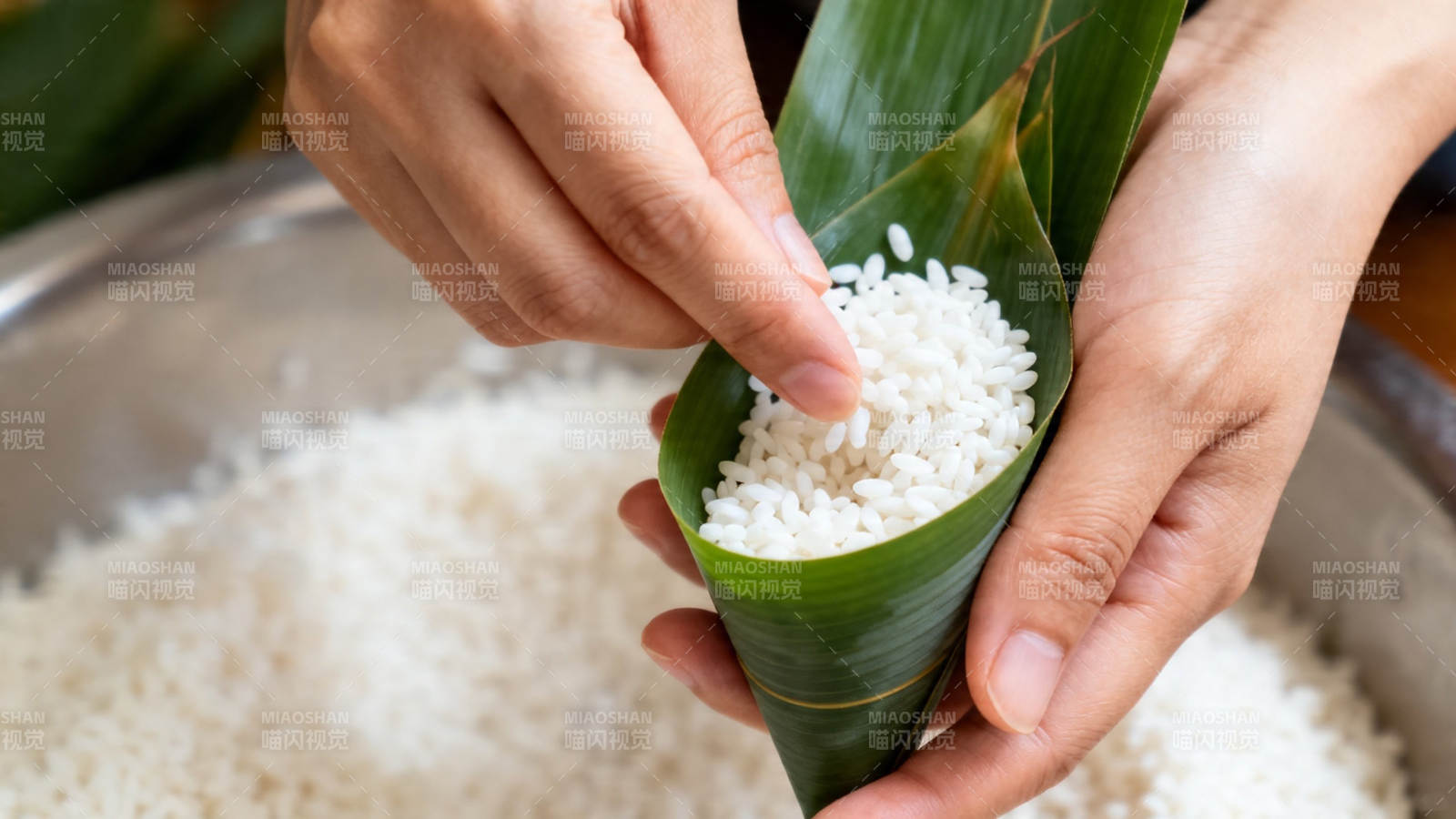 包粽子 糯米入叶巧手成图片