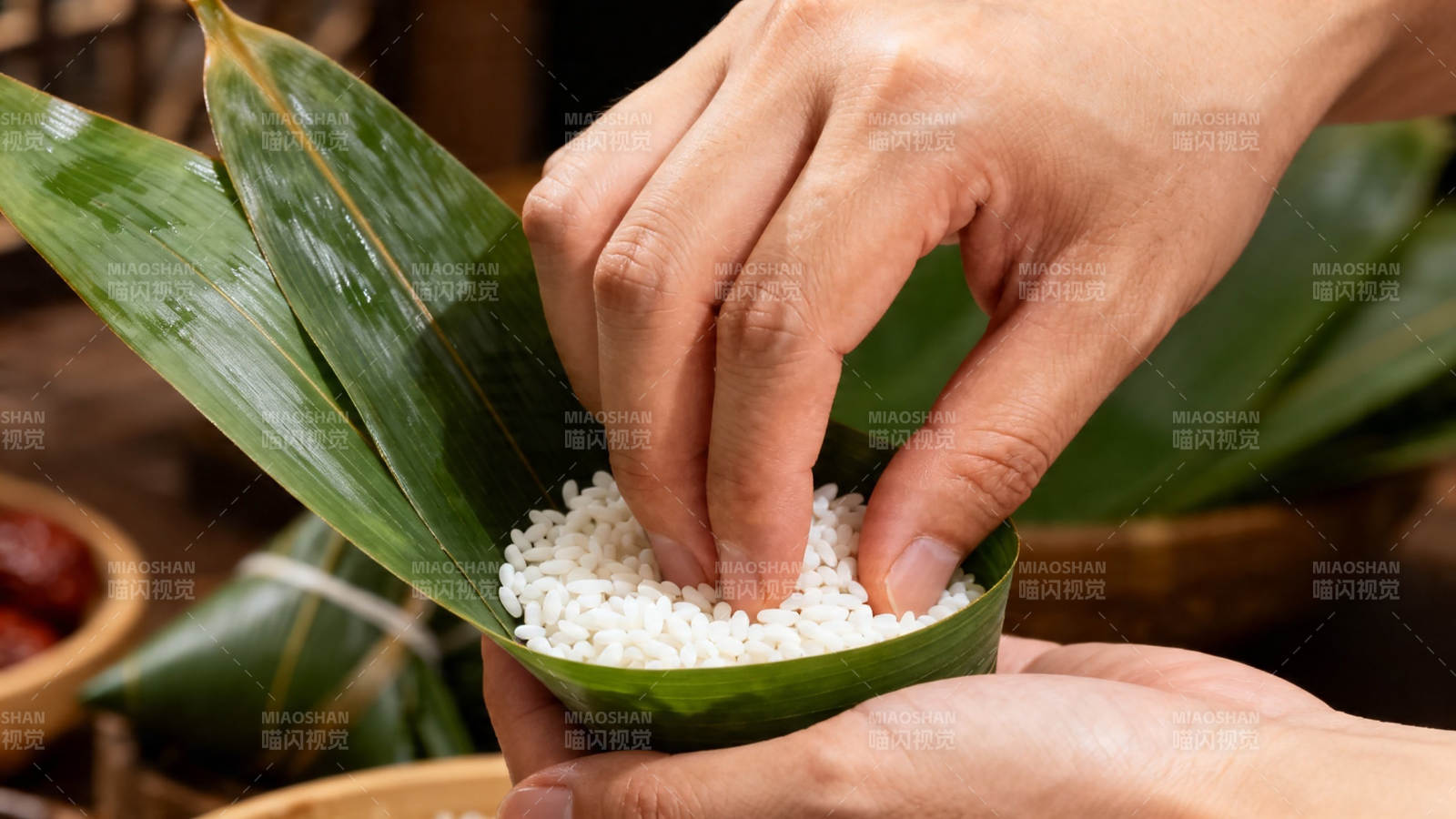 手作粽子 粽叶包糯米图片