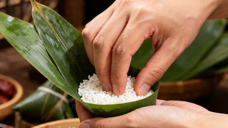 手作粽子 粽叶包糯米图片