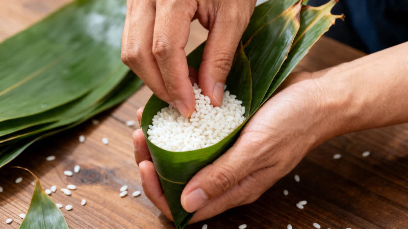 巧手包粽 糯米入叶香图片