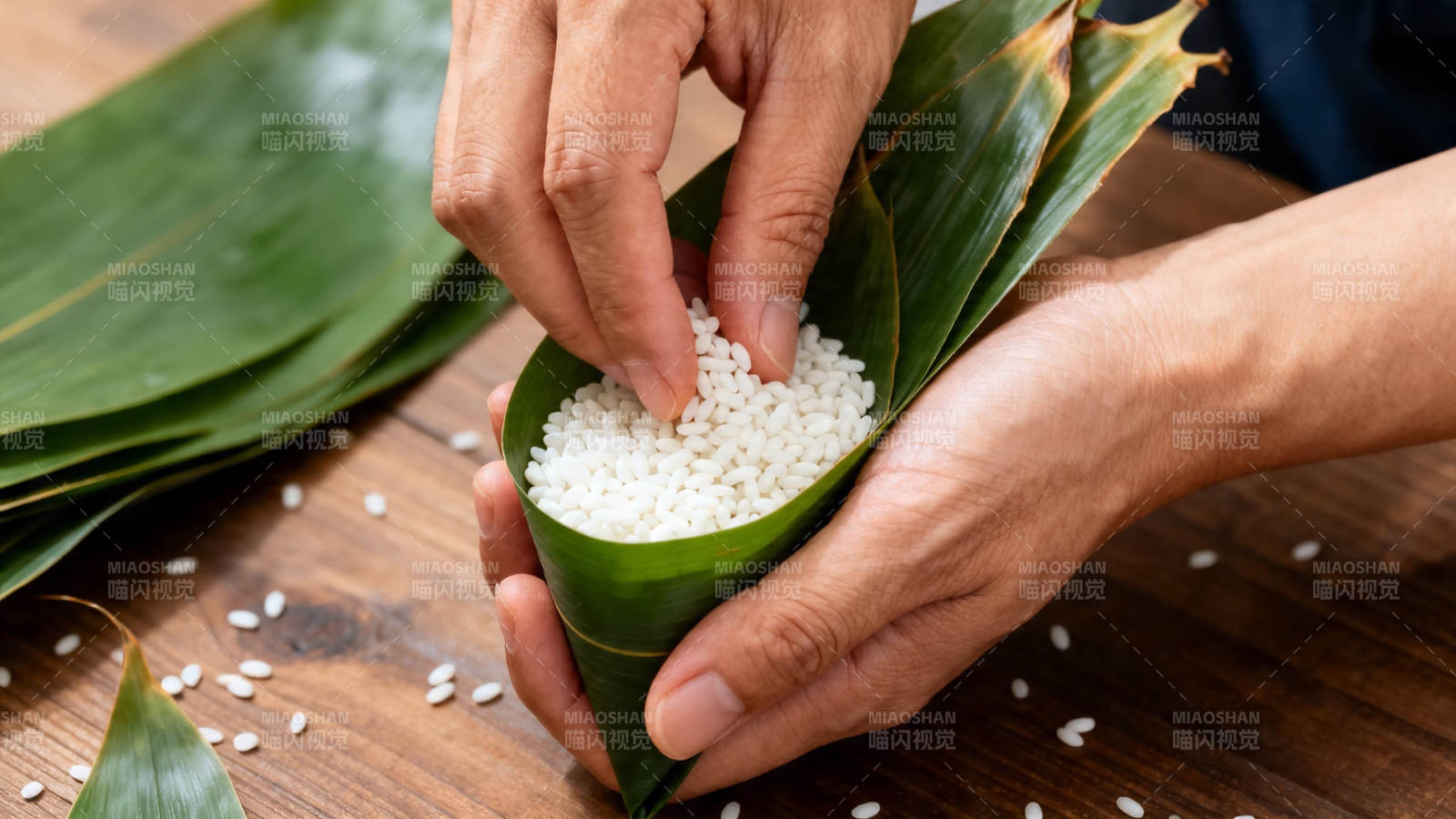 巧手包粽 糯米入叶香图片