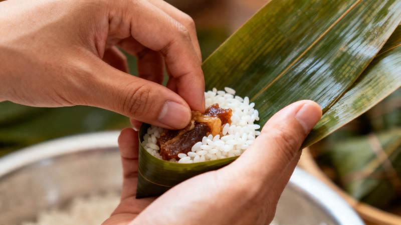 手作粽子 粽叶包糯米图片