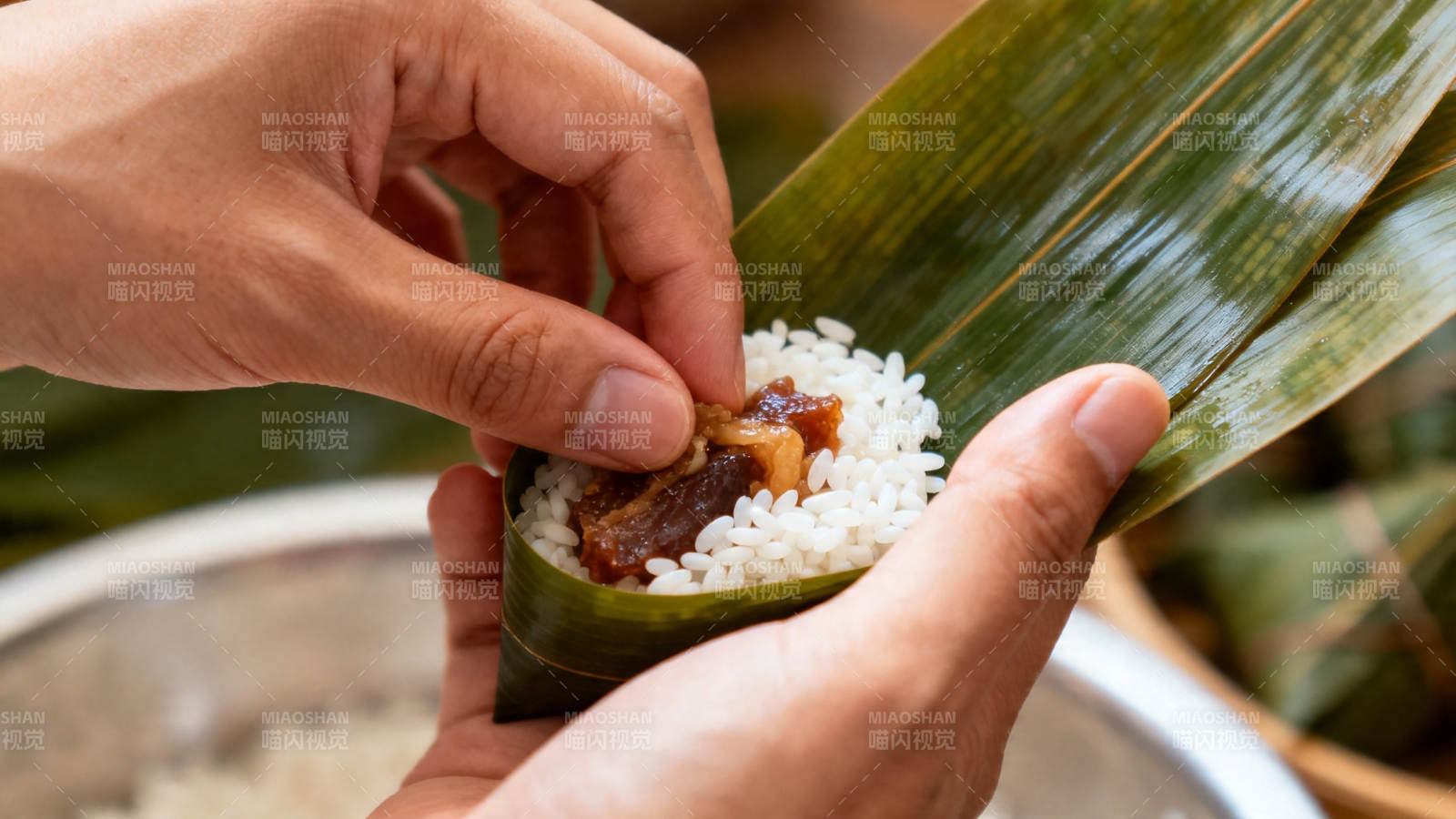 手作粽子 粽叶包糯米图片