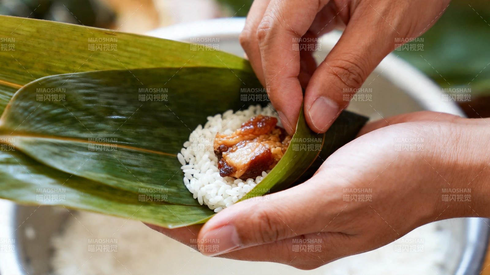 包粽子 糯米配肉馅图片