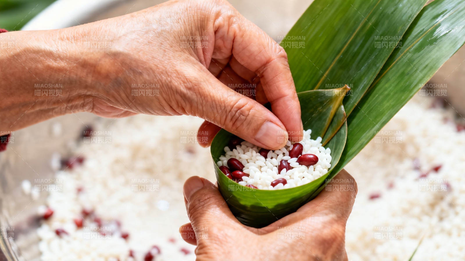 巧手包粽 米豆入叶香图片