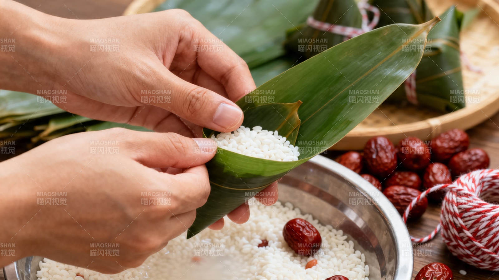 包粽子 糯米红枣入粽叶图片