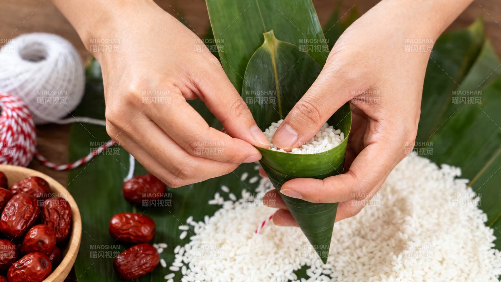 包粽子 糯米红枣入叶中图片