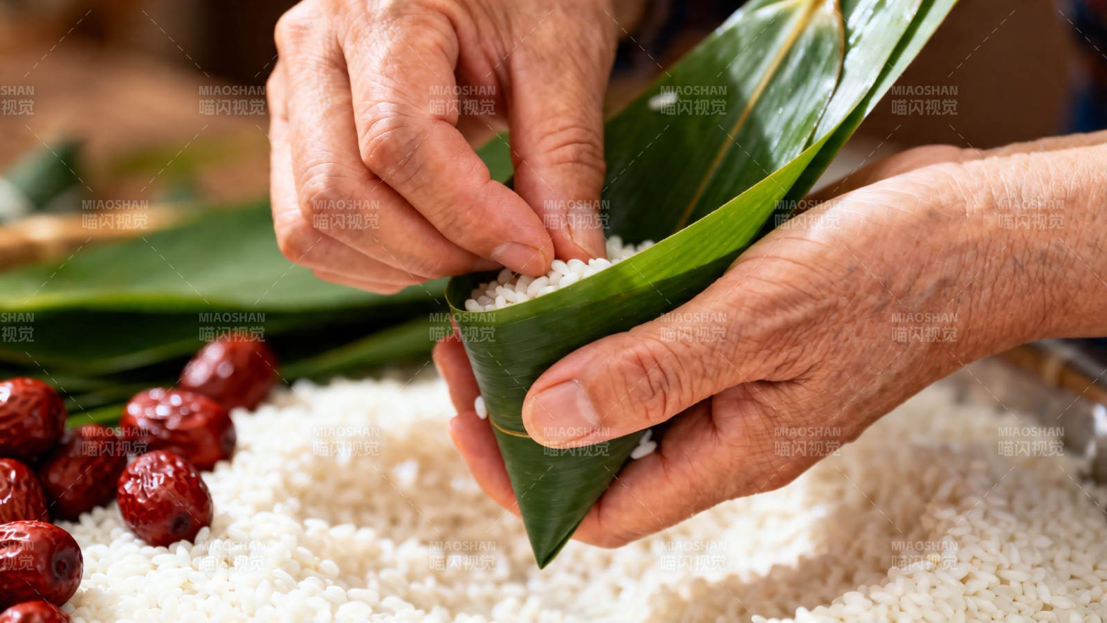 巧手包粽 糯米红枣香图片