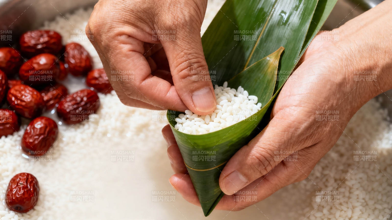 包粽子 糯米红枣入叶中图片
