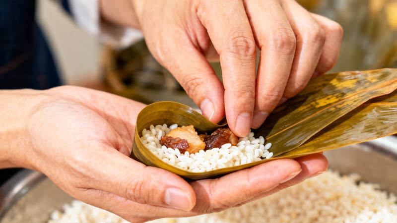 手工包粽子 糯米香满手图片