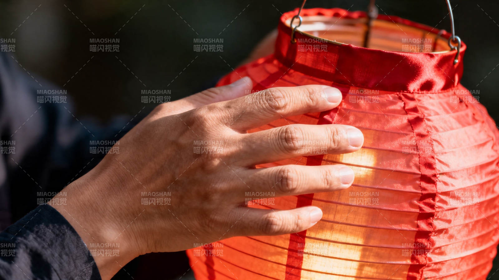 手抚红灯笼 暖意融融图片