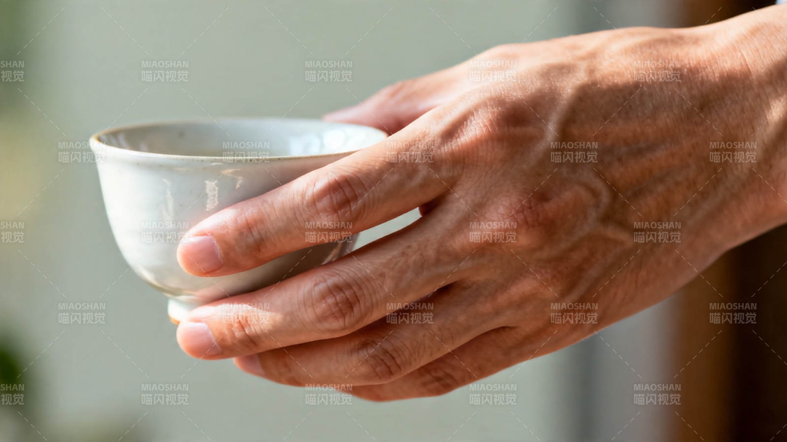 手握茶杯 静享时光图片