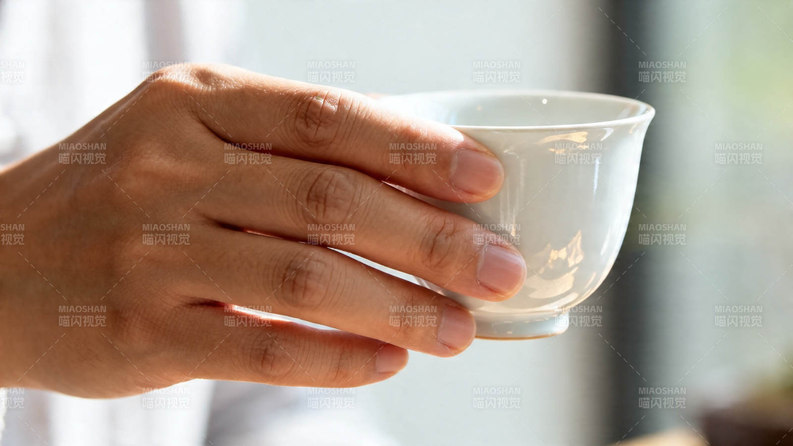 手握白瓷茶杯 静享时光图片