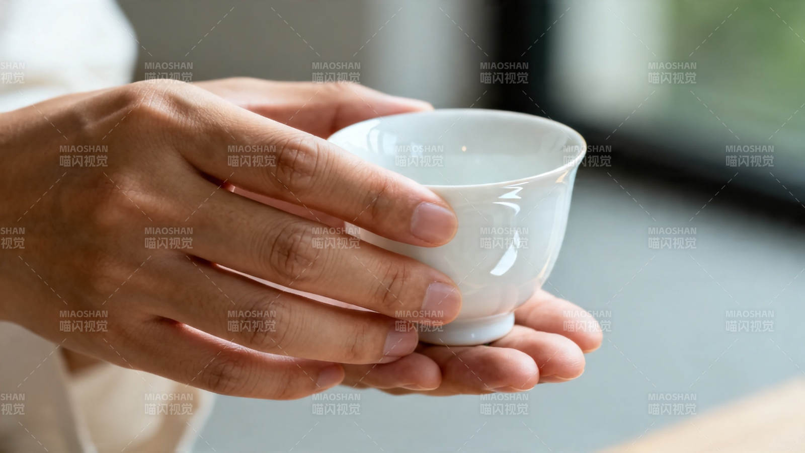 双手捧白瓷茶杯图片