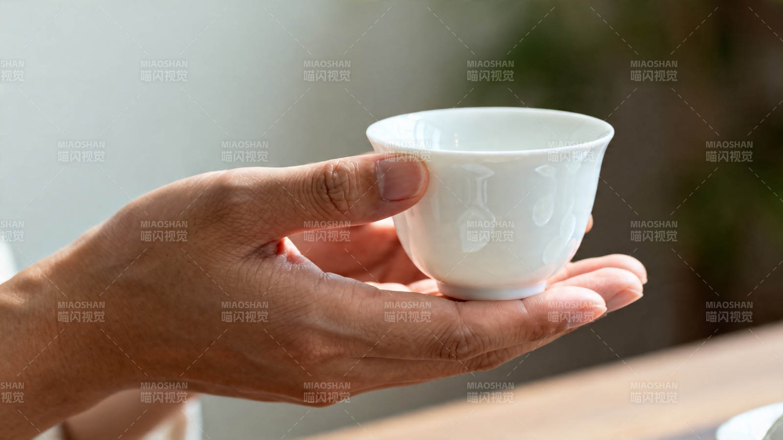 手捧白瓷茶杯 静享茶香时光图片