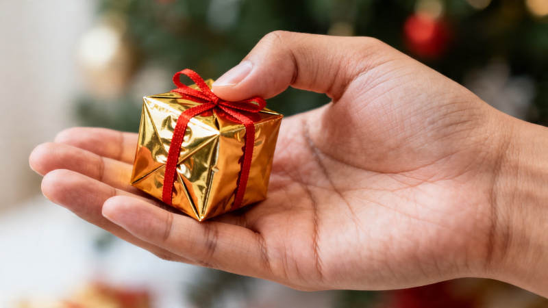 手握金礼 圣诞温情图片