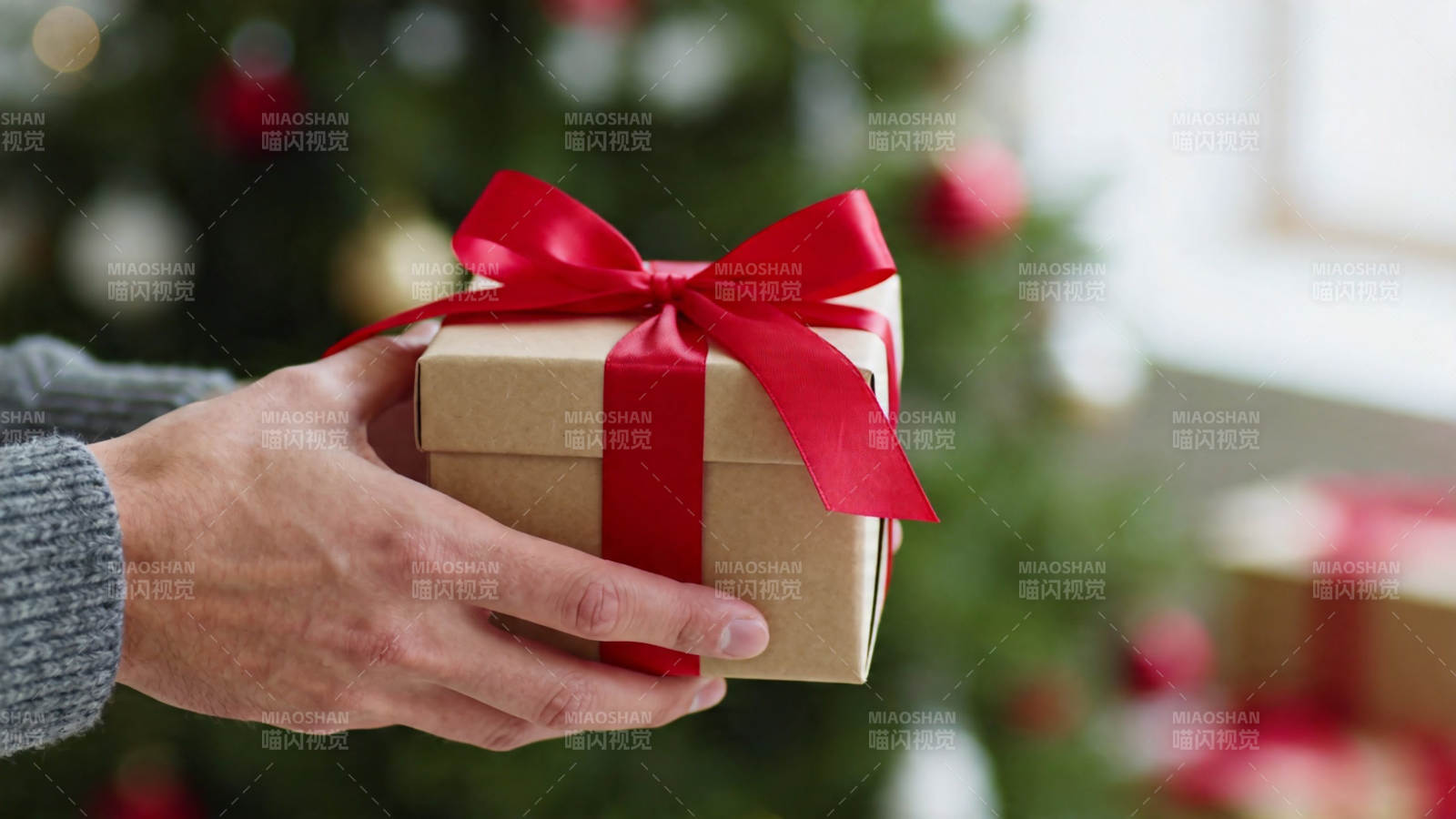 圣诞礼物 红丝带礼盒图片