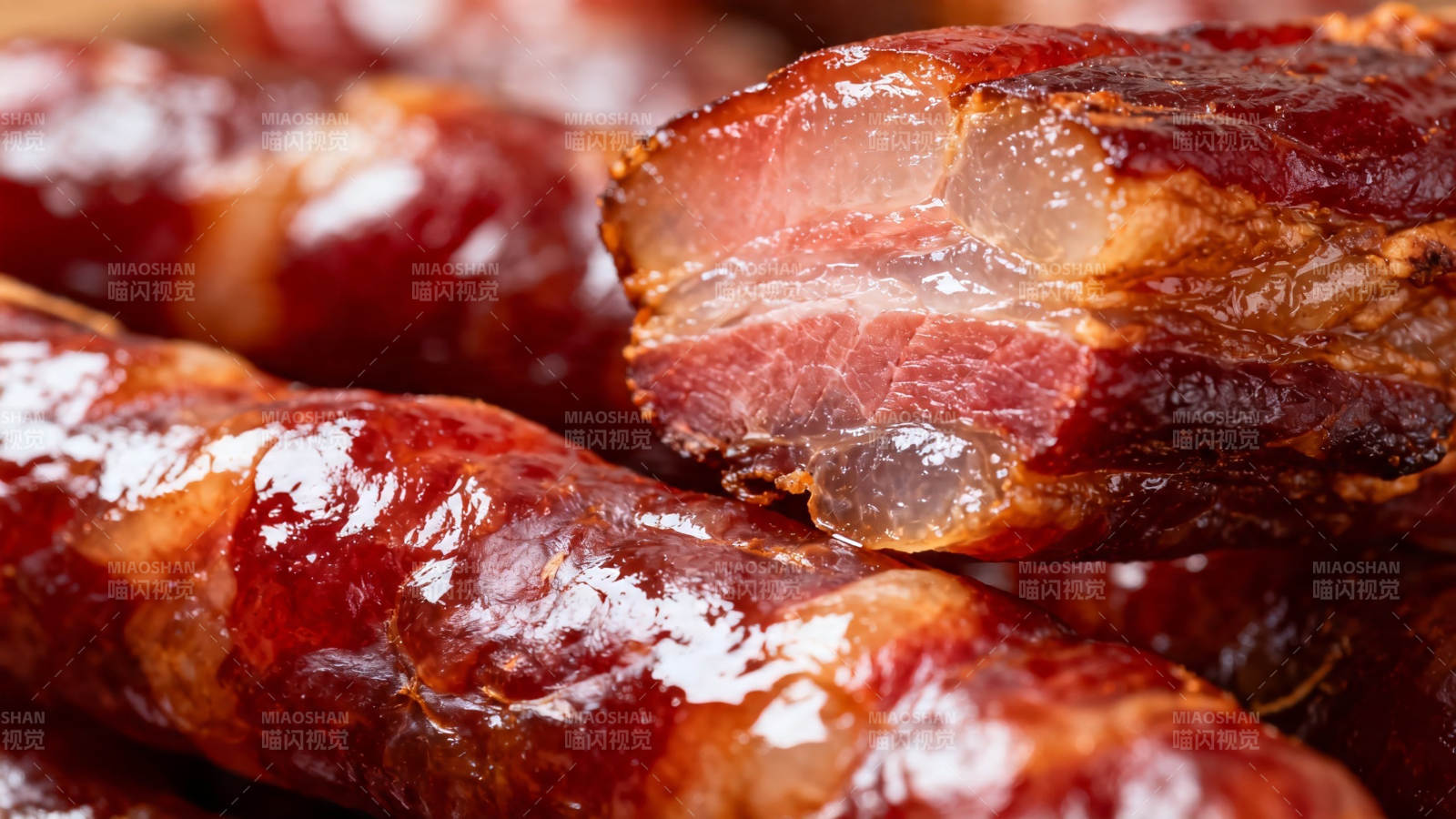 香肠特写 油亮红润 肉质诱人图片