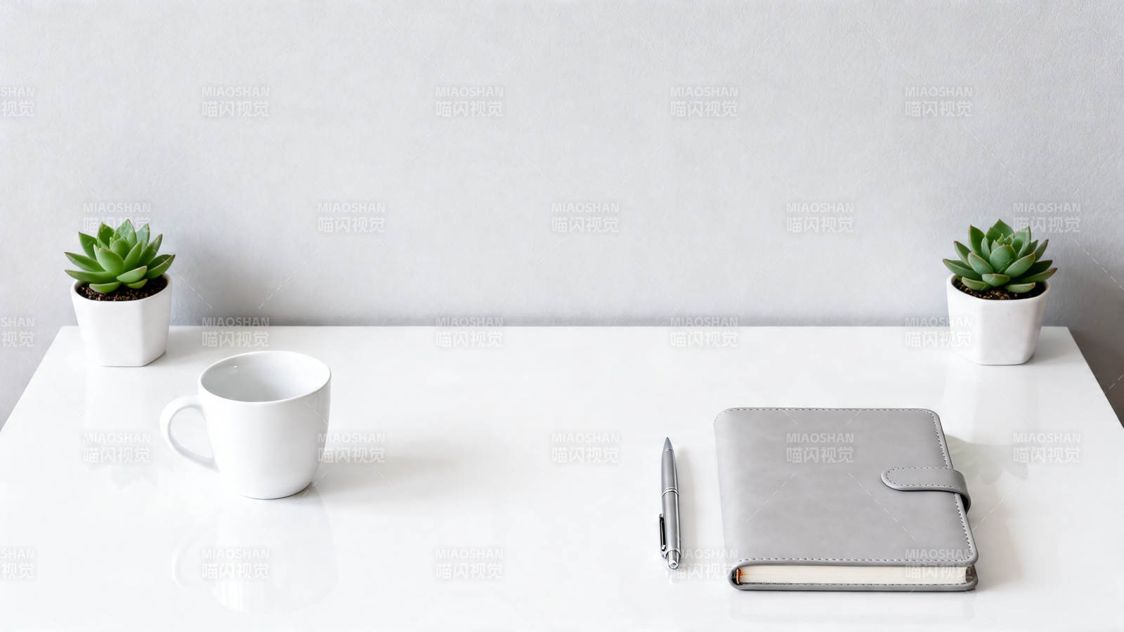 极简白桌 绿植咖啡笔记本图片