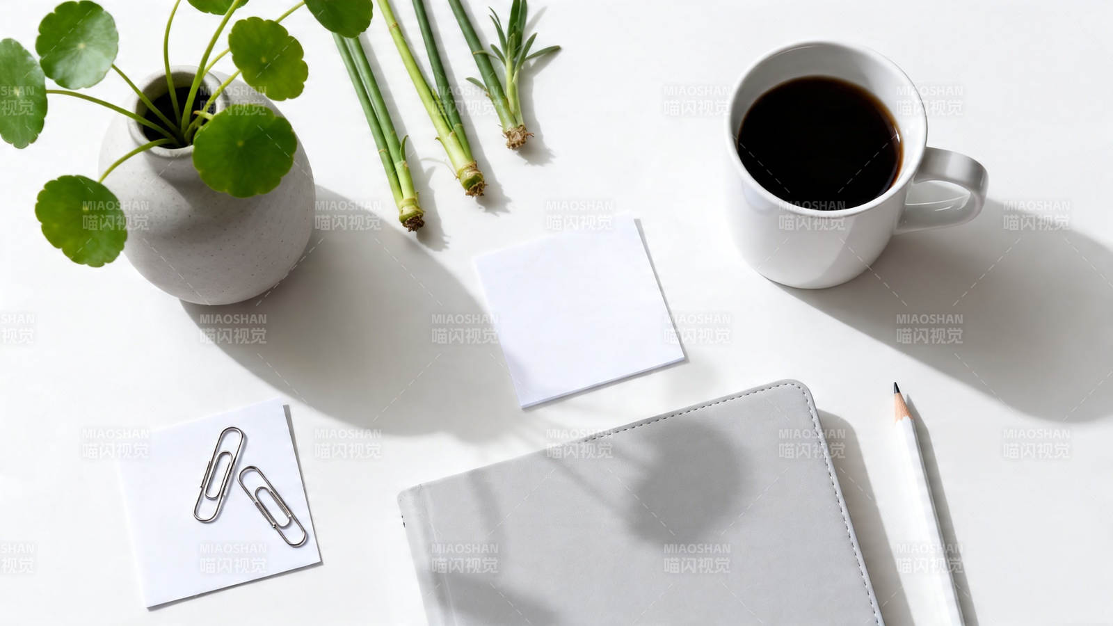 简约办公桌面 咖啡伴绿植图片