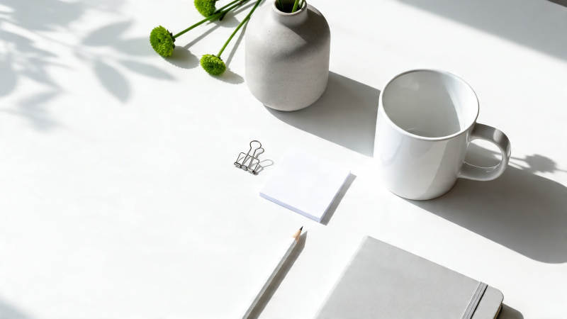 阳光桌景 杯花笔本静物图图片