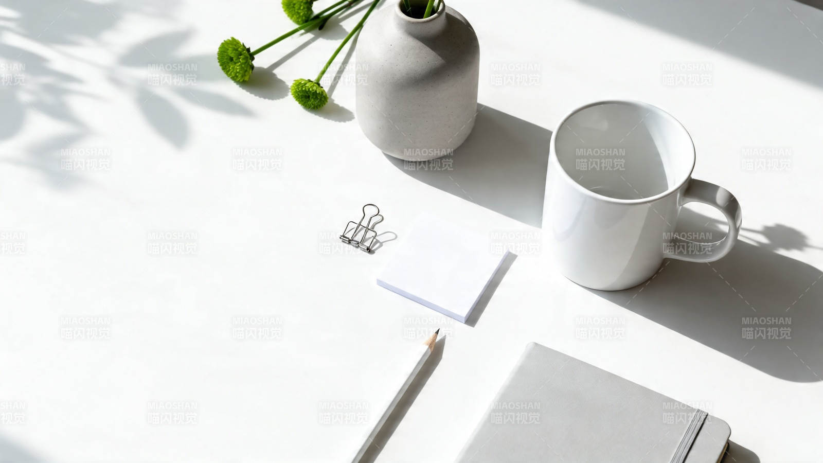 阳光桌景 杯花笔本静物图图片