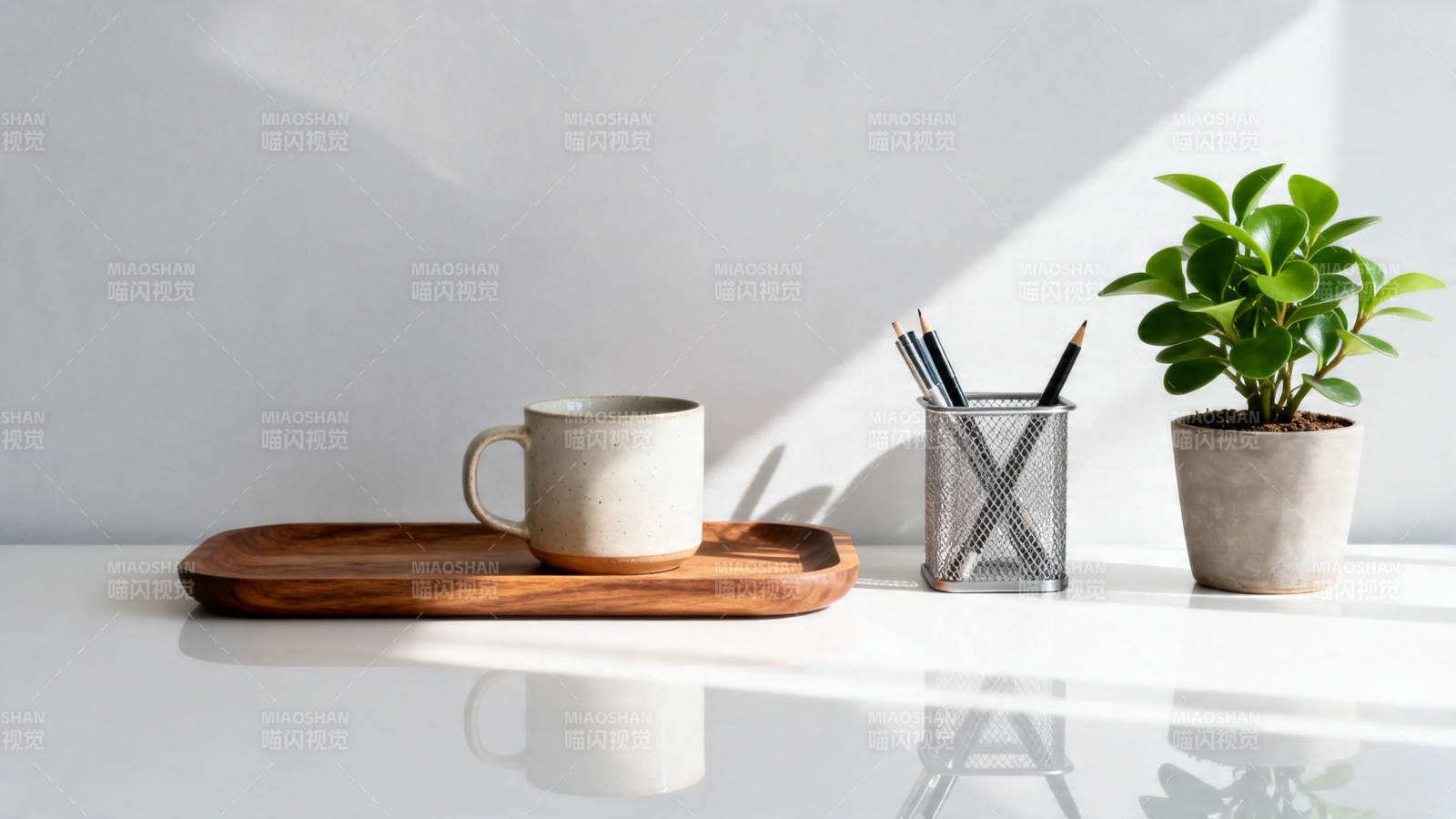 晨光书桌 杯 笔 绿植静物图片