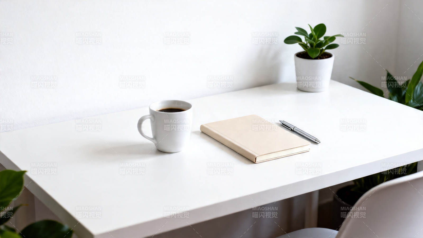白桌咖啡笔记本绿植静物图片